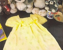 Яркое желтое платьице для девочки двух лет
