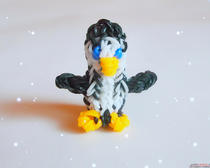 Плетеный из резинок веселый пингвин