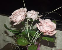 Розовые розы из холодного фарфора
