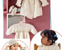 Вяжем спицами детский набор, состоящий из платья, рукавичек, пальто и шапки