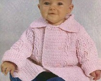 Вязаное розовое пальто для малыша крючком