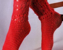 Вяжем крючком очаровательные красные носки