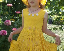 Вязаное детское платье, украшенное цветочками и бисером