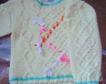 Детский свитер, вязаный на спицах