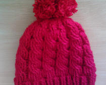 Красная вязаная шапочка с помпоном