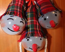 Новогодняя игрушка на елку своими руками: Снеговик из лампочки