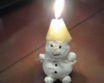 Снеговик с горящей свечой