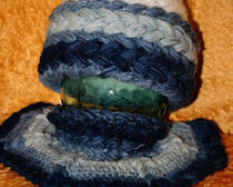 Схемы вязания кофточек крючком для женщин. Шапка и манишка крючком