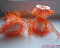Пинетки апельсинового цвета, украшенные кружевной лентой