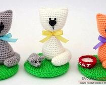 Множество игрушек амигуруми своими руками: котик, мышка, миска с молочком и цветочная поляна