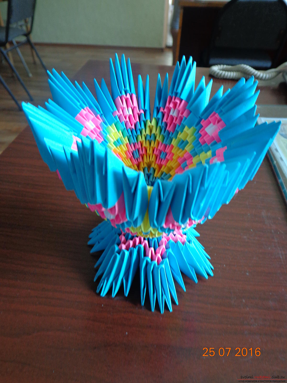 Объемная бумажная ваза, выполненная в технике оригами