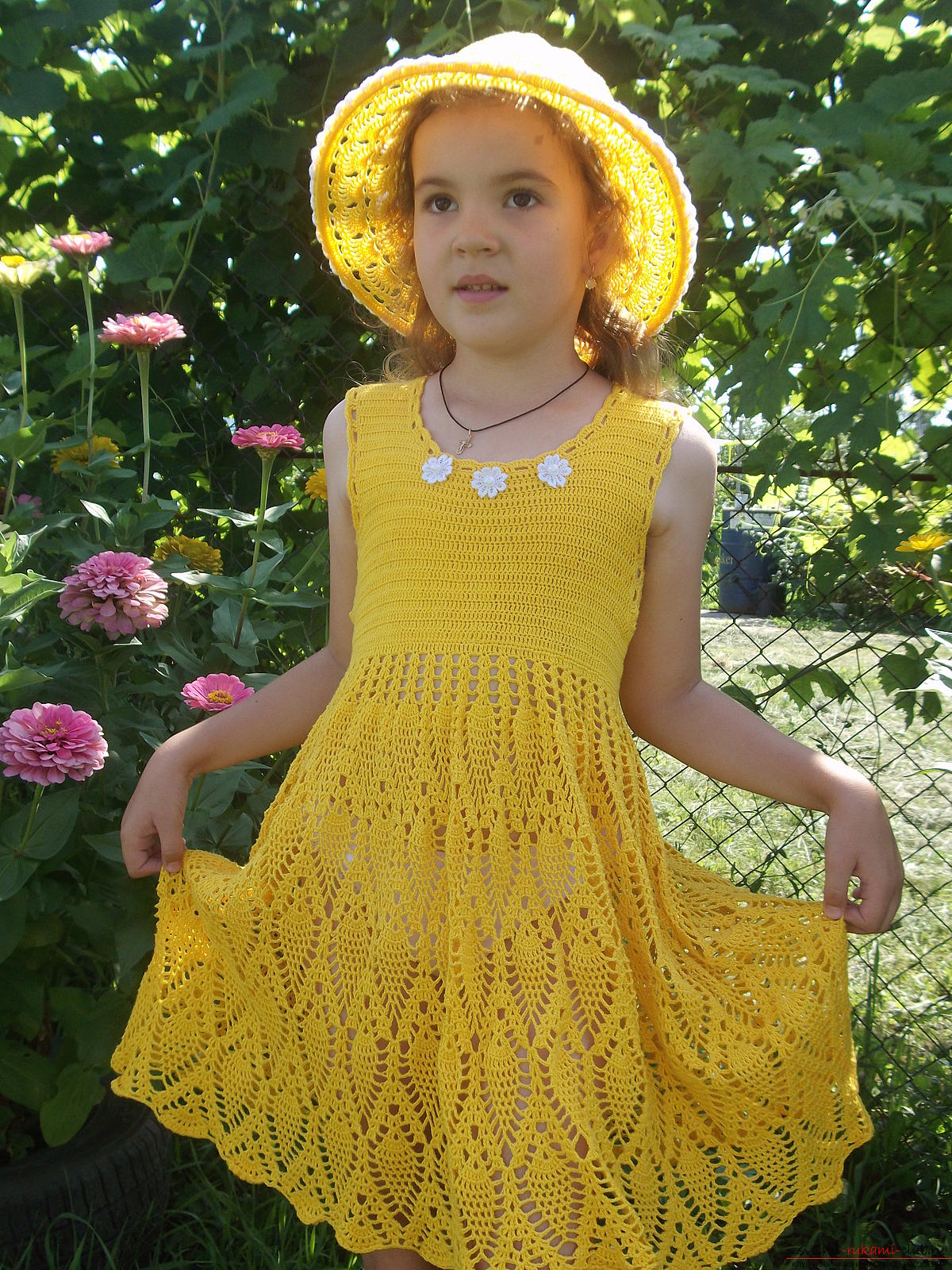 Вязаное детское платье, украшенное цветочками и бисером