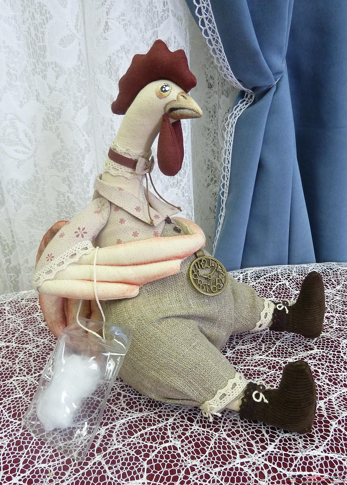 Текстильная кукла и текстильный петух