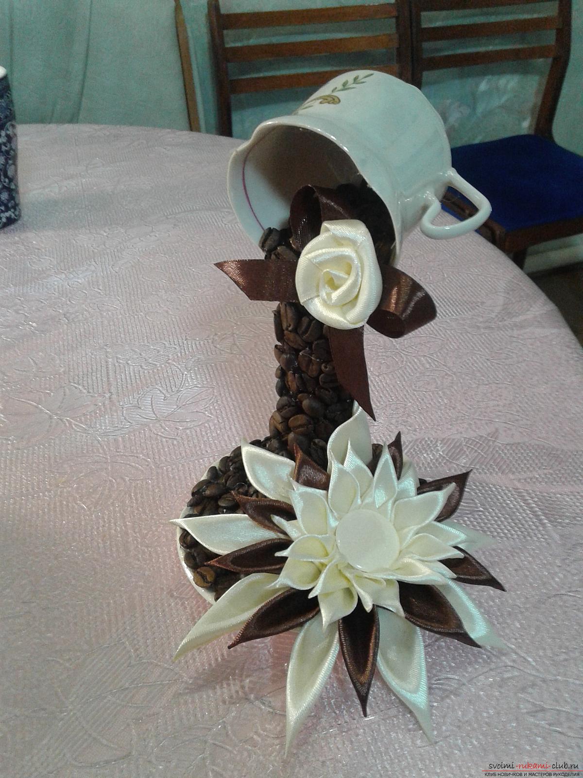 Парящая кружка  с кофе и цветами из лент