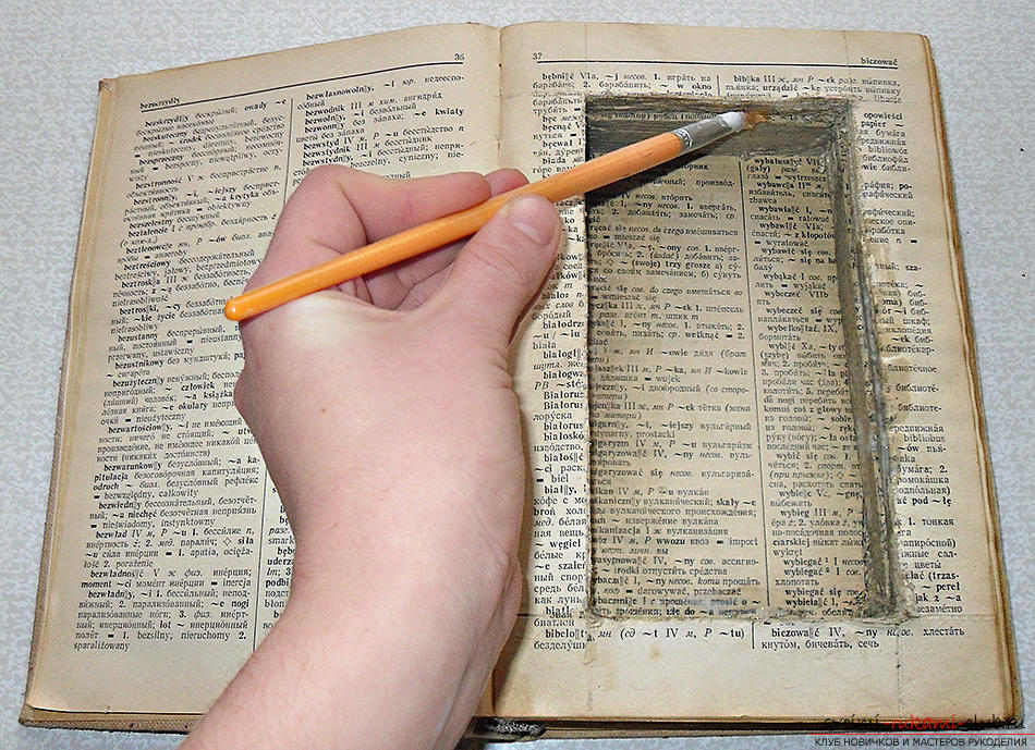 Как изготовить подарок в виде оригинальной книги-тайника своими руками, подробная инструкция