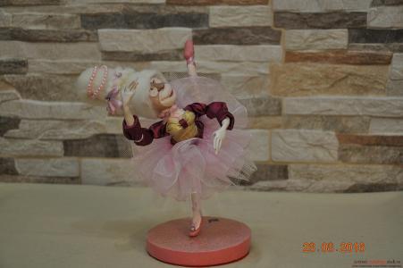 Обезьянка-балерина из полимерной глины