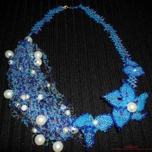 Плетеное ожерелье с бусинами и бисером