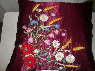 Вышивка на подушке: полевые цветы