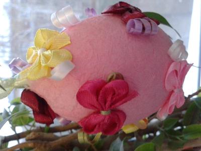Пасхальное яйцо розовое в бантиках