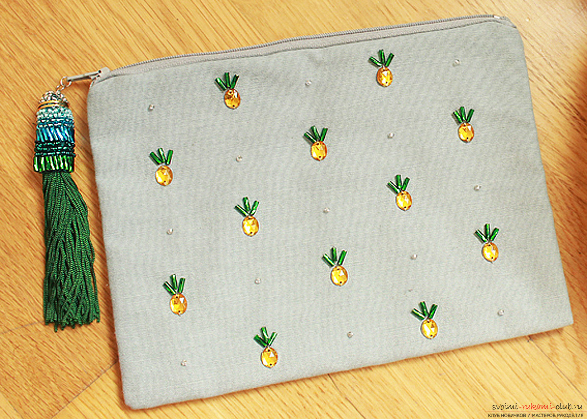 Вышивка бисером миниатюрных ананасов на косметичке (клатче или чехле) – оригинальный летний декор для сумочки