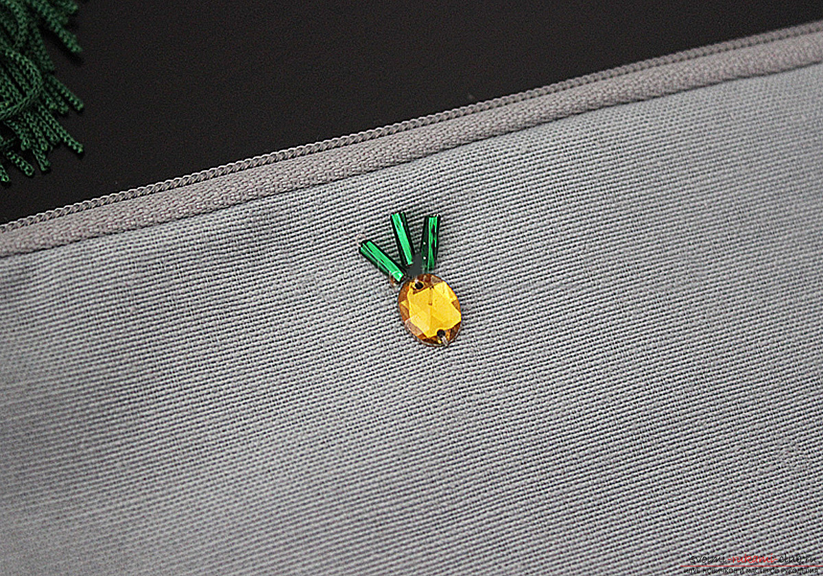 Вышивка бисером миниатюрных ананасов на косметичке (клатче или чехле) – оригинальный летний декор для сумочки
