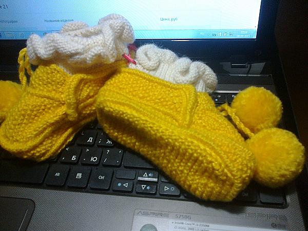 Яркие желто-белые пинетки с помпонами для малышей. Для новорожденных - ручной работы. Фото 5