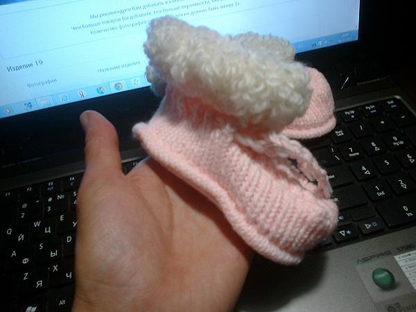 Нежно-розовые пинетки-" угги" - первая обувь для малышки. Для новорожденных - ручной работы. Фото 3