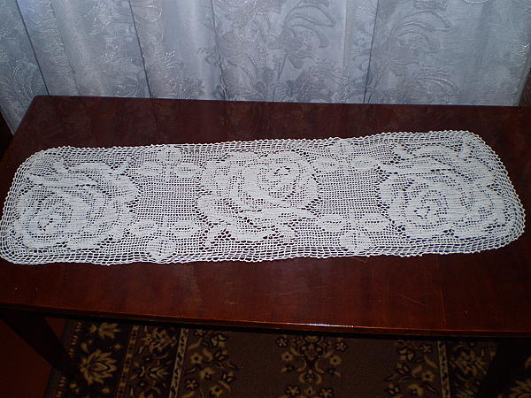 Красивая салфетка дорожка, с розами. Текстиль, ковры - ручной работы.