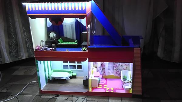 пластиковый дом для кукол, работает от сети на диодах.