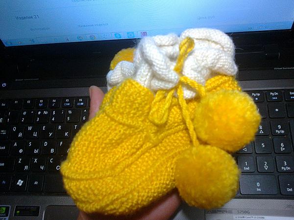 Яркие желто-белые пинетки с помпонами для малышей. Для новорожденных - ручной работы. Фото 6