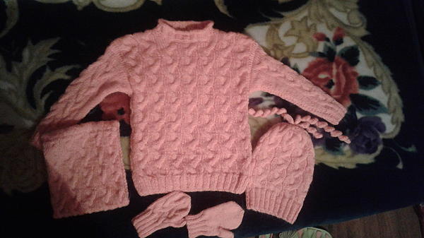 Детский комплект:свитер,шапочка,варежки и снуд.