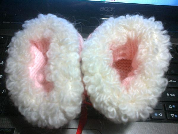 Нежно-розовые пинетки-" угги" - первая обувь для малышки. Для новорожденных - ручной работы. Фото 5