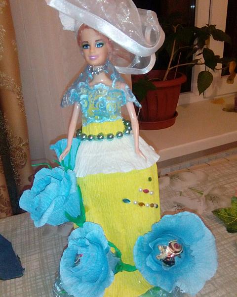 кукла с цветами из гофрированной бумаги с конфетками. Еда - ручной работы.