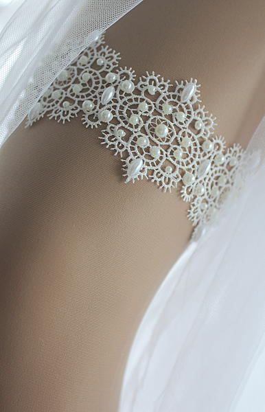 подвязка для невесты свадебная "Жемчужина". Одежда и аксессуары - ручной работы. Фото 2