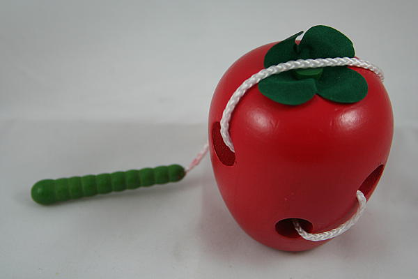 Деревянная головоломка для детей, шнуровка яблока. Развивающие игрушки - ручной работы. Фото 2