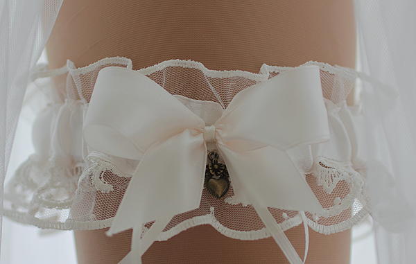 Подвязка для невесты Сердечко. Одежда и аксессуары - ручной работы. Фото 4