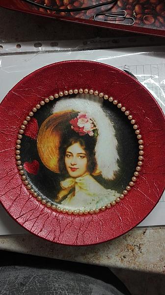 Сувенирная тарелка на подставке.