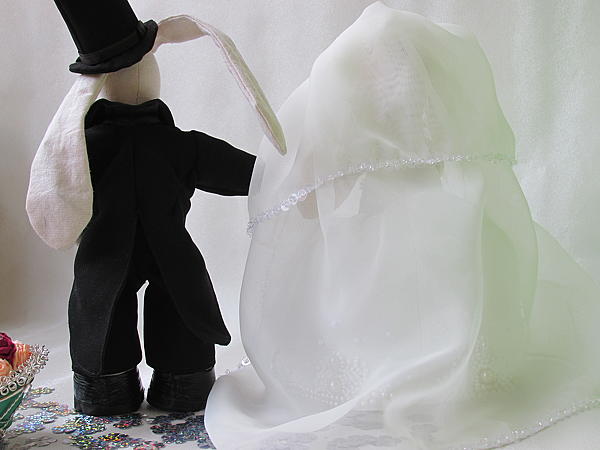 свадебные зайчики пара с корзиной цветов. Куклы тильды - ручной работы. Фото 4