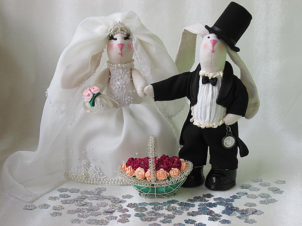 свадебные зайчики пара с корзиной цветов. Куклы тильды - ручной работы.