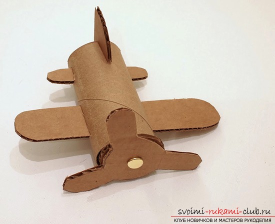 Как сделать самолетик из рулона туалетной бумаги и картона своими руками
