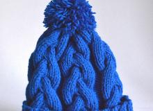 Синяя шапка  вязаная косами		