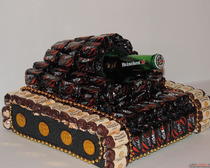 Подарок любимому: танк из конфет