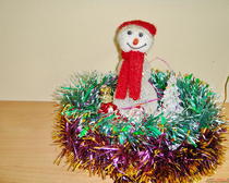 Новогодняя поделка: снеговик своими руками из елочных игрушек