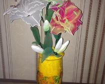 Мастер-класс: цветы из капрона и ваза из газет