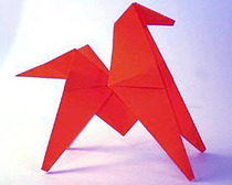 Фигурка лошадки, выполненная в технике оригами