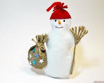 Новогодние поделки: снеговик-подвеска из фетра