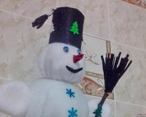 Снеговик из флиса с декоративными элементами
