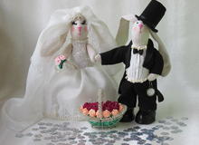 свадебные зайчики пара с корзиной цветов		