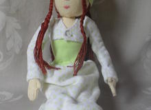 текстильная куколка с тремя комплектами одежды		