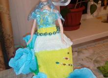 кукла с цветами из гофрированной бумаги с конфетками		